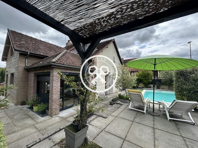 Maison avec piscine et jardin
