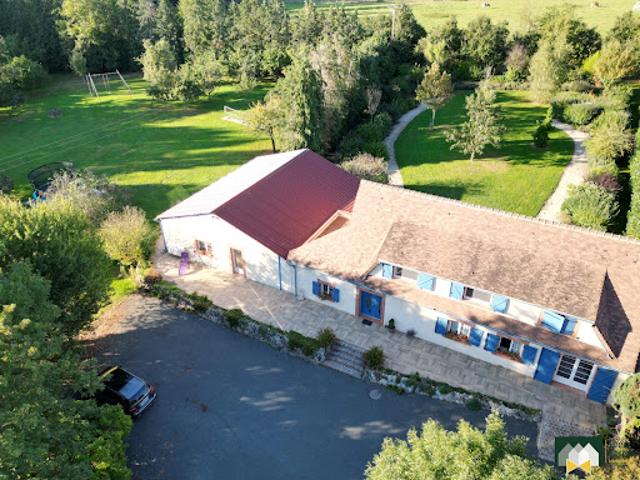 Maison avec piscine et jardin