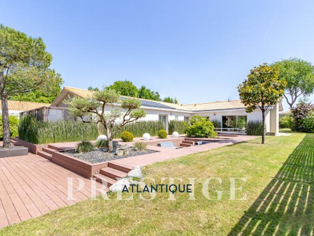 Maison avec piscine et terrasse