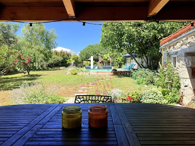 Maison avec piscine et jardin