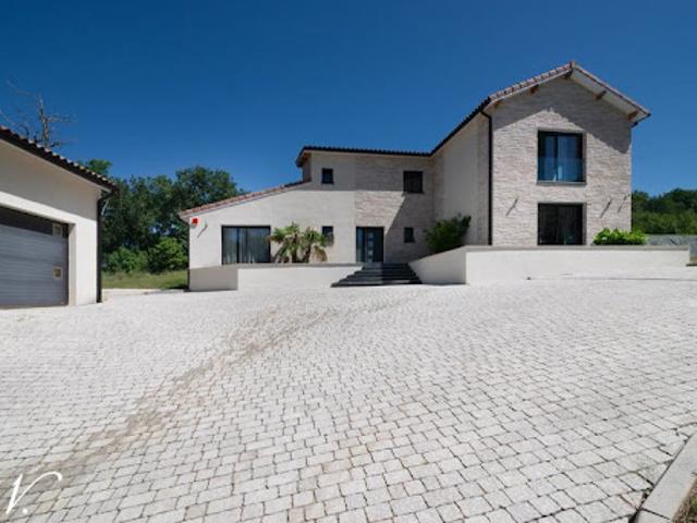 Maison avec piscine et jardin