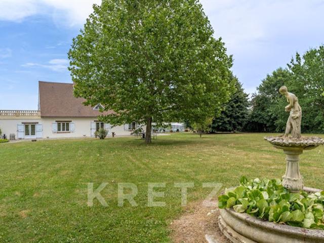 Maison avec piscine et jardin