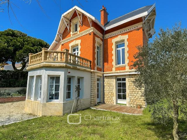 Maison avec piscine et jardin
