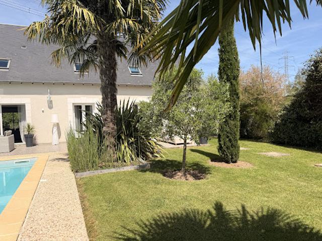 Maison avec piscine et jardin
