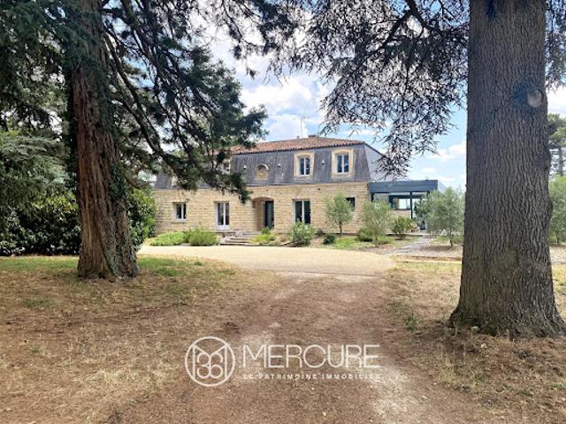 Maison avec piscine et jardin
