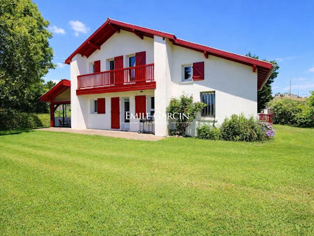 Maison avec piscine et jardin