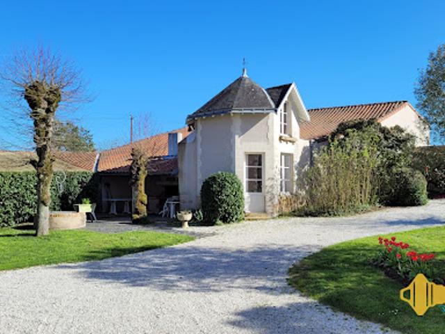 Maison avec piscine et jardin