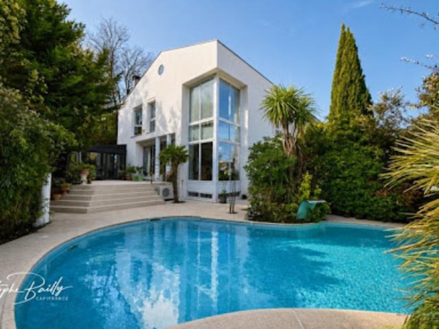 Maison avec piscine et jardin