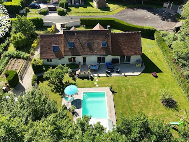 Maison avec piscine et jardin