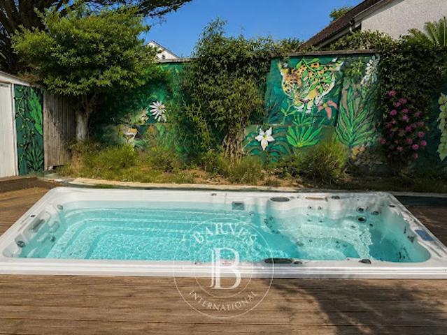 Maison avec piscine et jardin