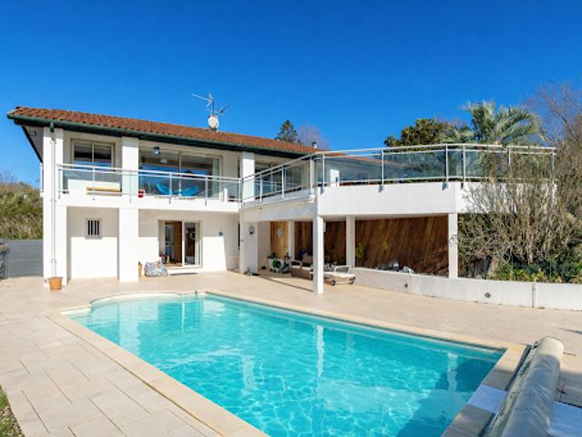 Maison avec piscine et jardin