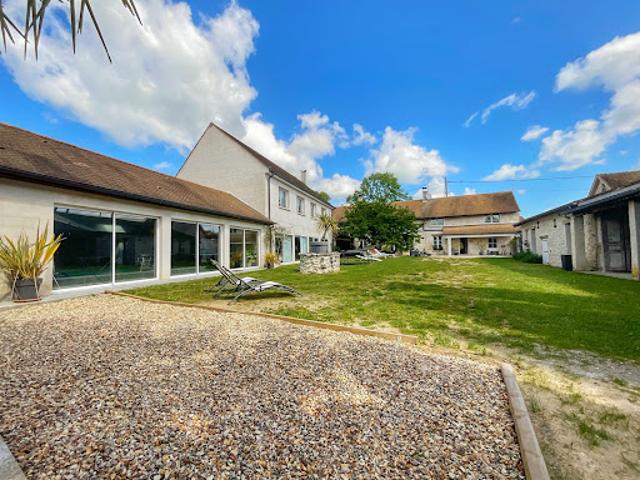 Maison avec piscine et jardin