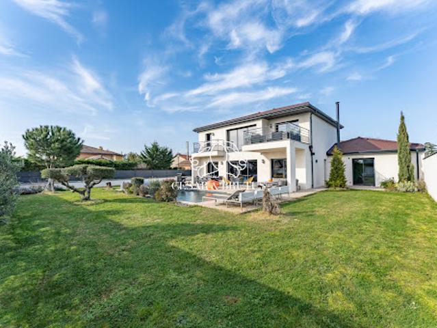 Maison avec piscine et jardin