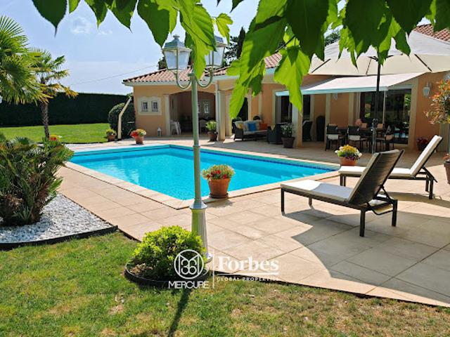 Maison avec piscine et jardin