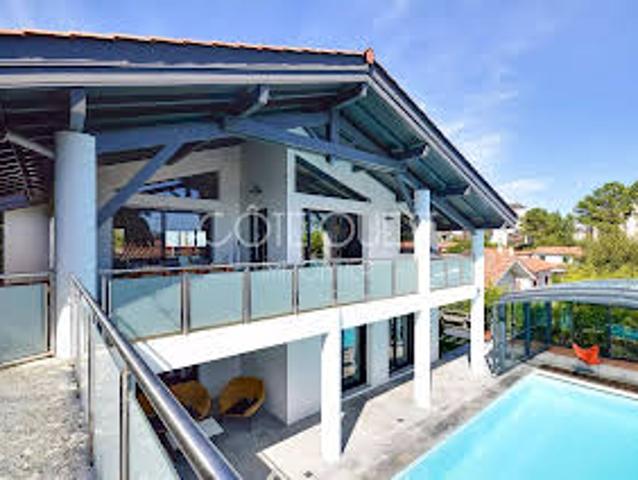 Maison avec piscine et jardin