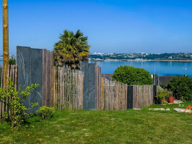 Maison avec piscine et jardin