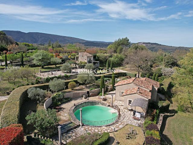 Maison avec piscine et jardin