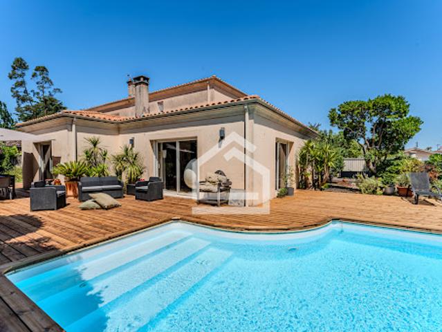 Maison avec piscine et jardin