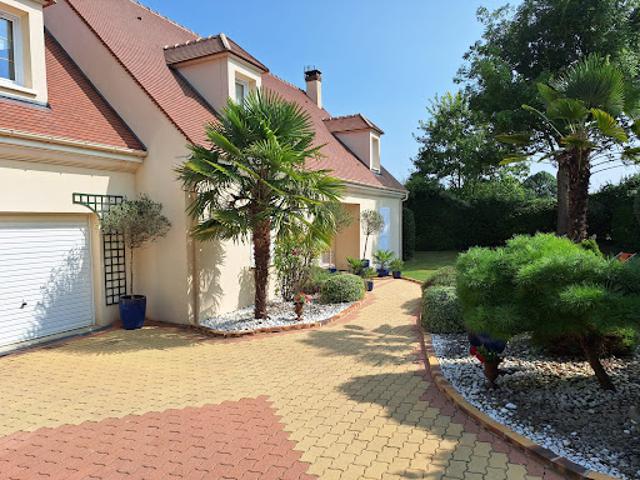 Maison avec piscine et jardin