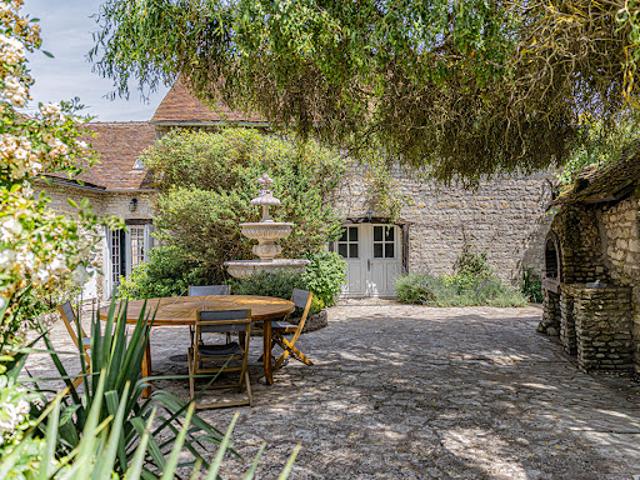 Maison avec piscine et jardin