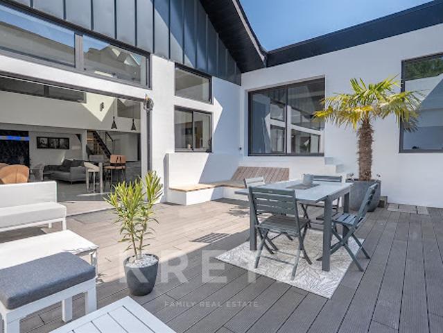 Maison avec piscine et jardin