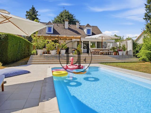 Maison avec piscine et jardin