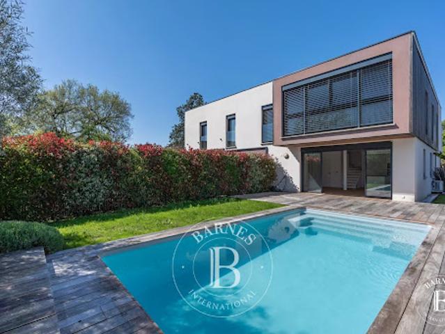 Maison avec piscine et jardin