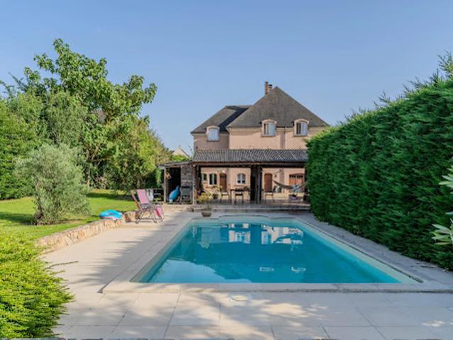 Maison avec piscine et jardin
