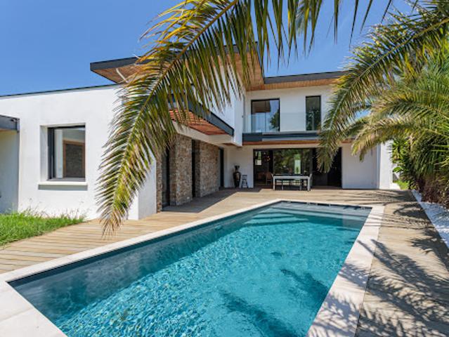 Maison avec piscine et jardin