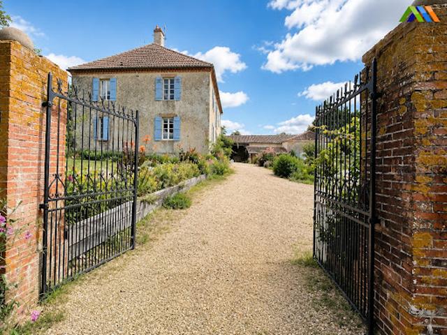 Maison avec piscine et jardin
