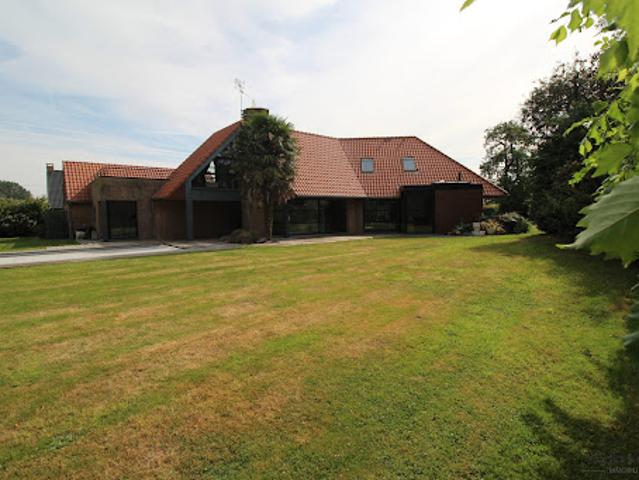 Maison avec piscine et jardin