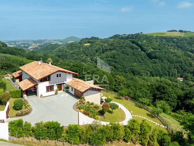 Maison avec piscine et jardin