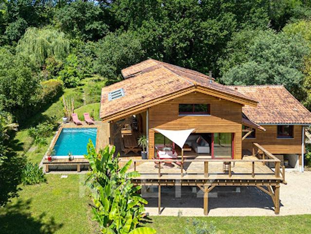 Maison avec piscine et jardin