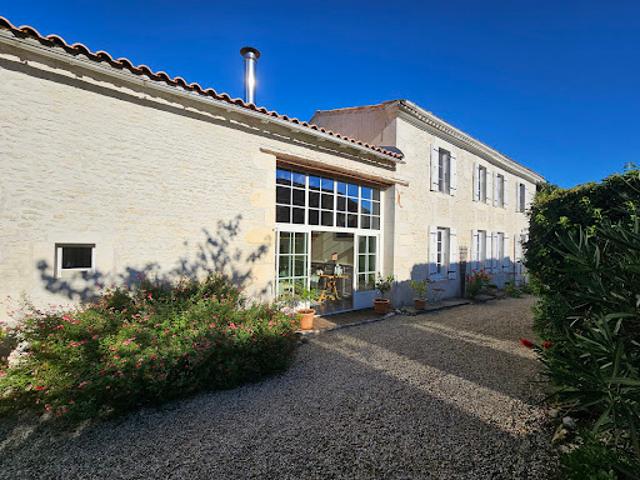 Maison avec piscine et jardin