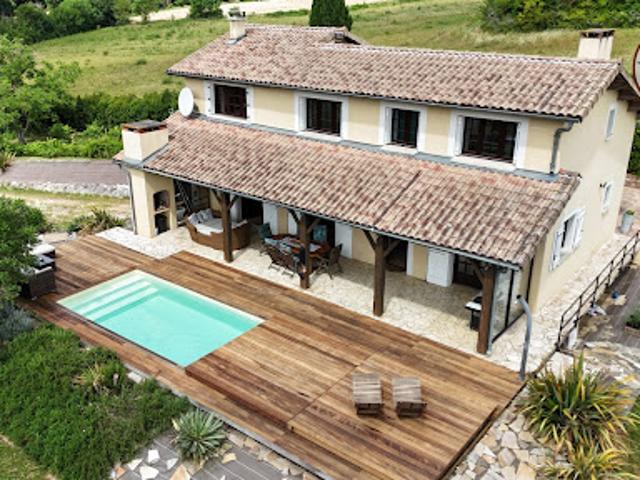 Maison avec piscine et jardin