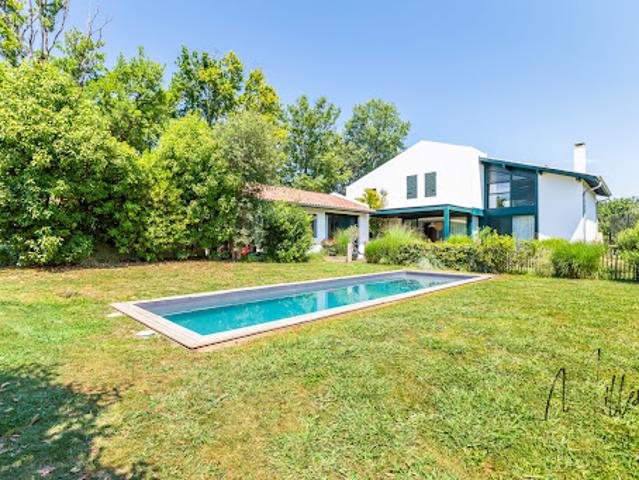Maison avec piscine et jardin
