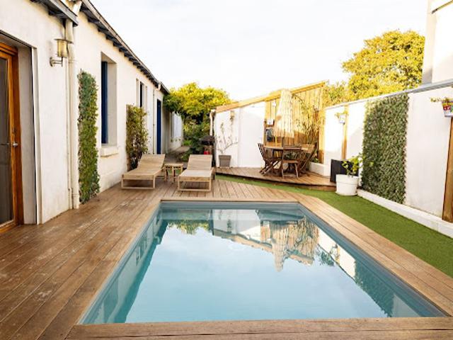 Maison avec piscine et jardin