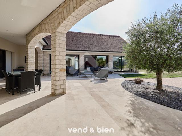 Maison avec piscine et jardin