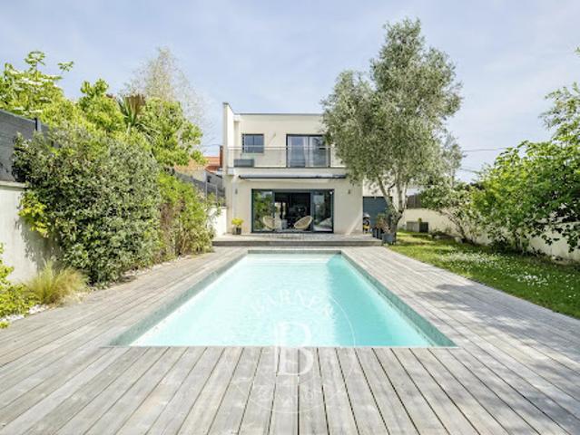 Maison avec piscine et jardin