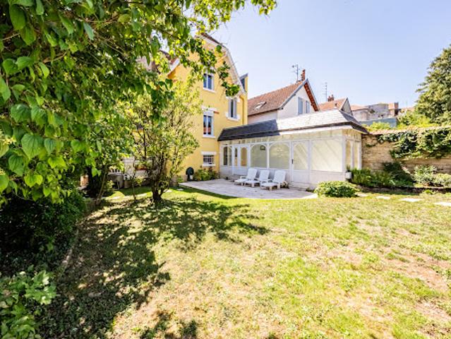 Maison avec piscine et jardin