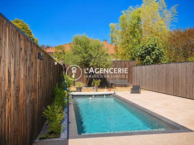 Maison avec piscine et jardin