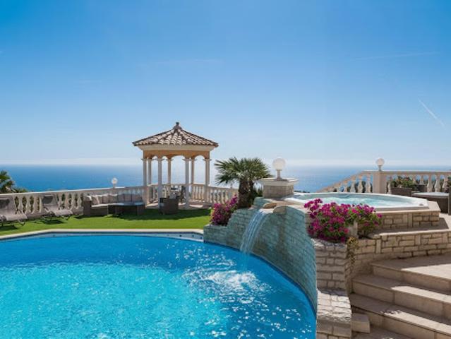 Maison avec piscine et jardin