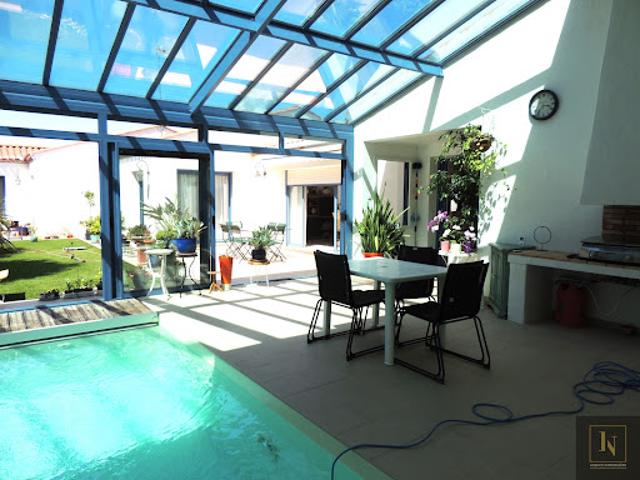 Maison avec piscine et jardin