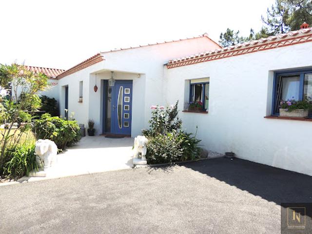 Maison avec piscine et jardin