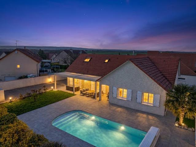 Maison avec piscine et jardin