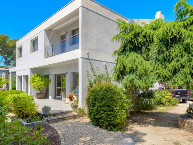 Maison avec piscine et jardin