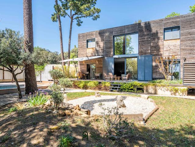 Maison avec piscine et jardin