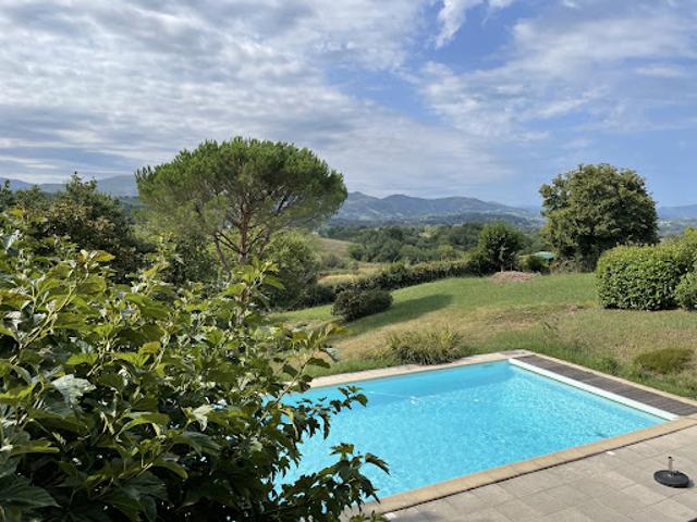 Maison avec piscine et jardin