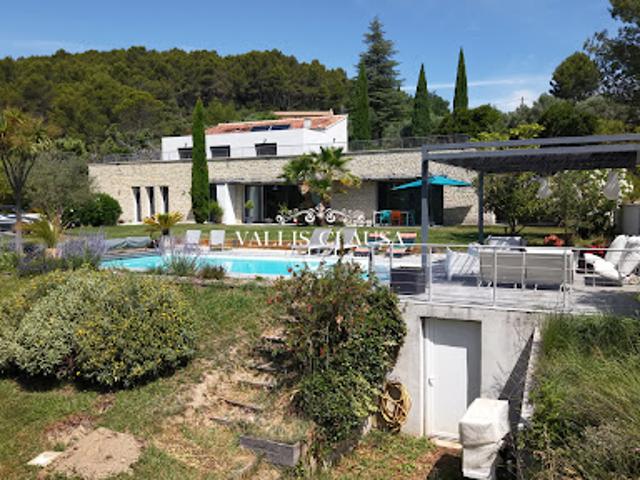 Maison avec piscine et jardin