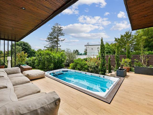 Maison avec piscine et jardin